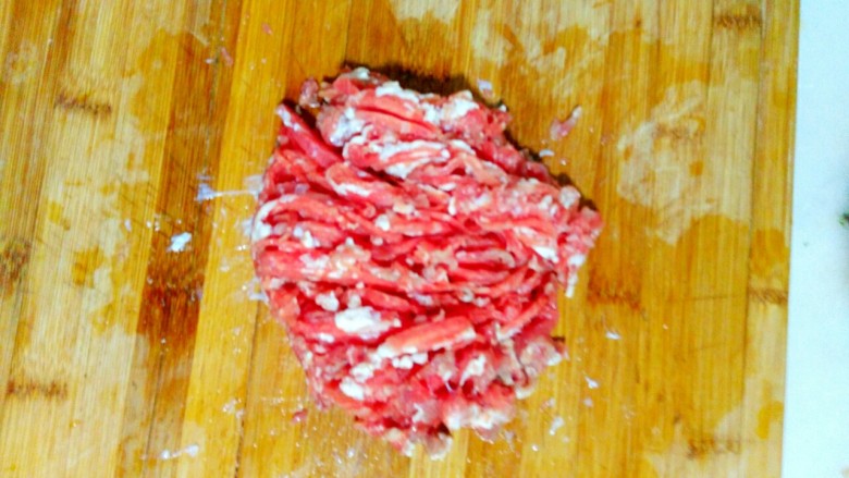 牛肉大萝卜煎饺,<a style='color:red;display:inline-block;' href='/shicai/ 216'>牛肉</a>切片