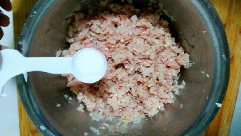 牛肉大萝卜煎饺,把牛肉放入盆里,加入盐
