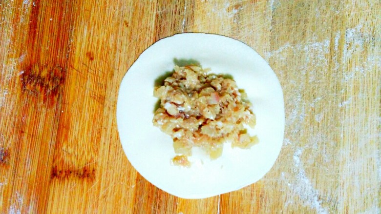 牛肉大萝卜煎饺,用擀面杖擀成饺子皮,放上肉馅