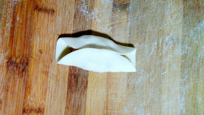 牛肉大萝卜煎饺,把饺子皮上下对折,把两侧捏住