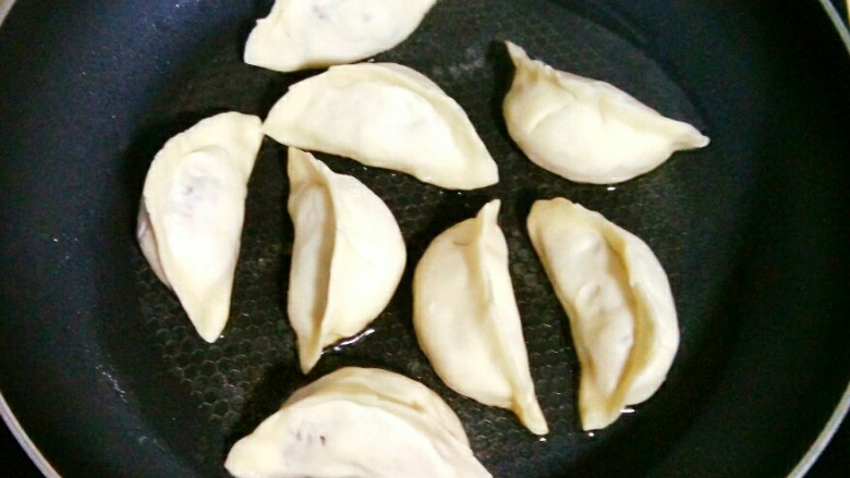 牛肉大萝卜煎饺,锅烧热,放入食用油,在放入饺子,中小火煎两分钟
