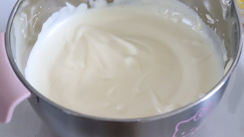 橙味甜甜圈蛋糕,在家就可复刻的经典美味,用高速打发,蛋温有温暖的触感后,就可以脱离温水,继续打发。直到蛋液发白,体积膨大,纹路不易消失即可。