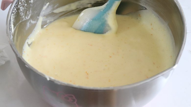 橙味甜甜圈蛋糕,在家就可复刻的经典美味,翻拌均匀即可。