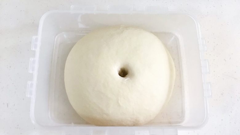 贝果汉堡包,面团发至原来的两倍大,手指沾粉戳洞,不回缩不塌陷即可。
