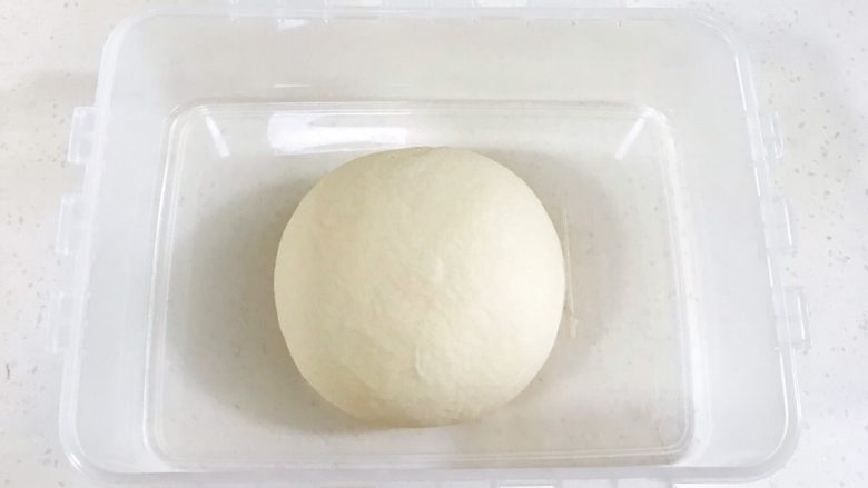 贝果汉堡包,把揉好的面团取出滚圆,在28度左右的环境中进行基础发酵。