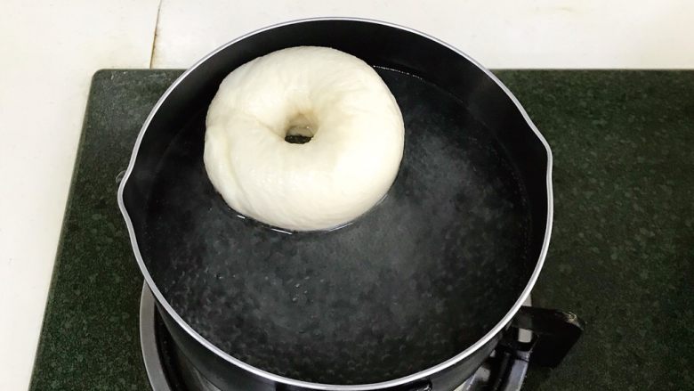 贝果汉堡包,正反面各煮30分钟,油纸遇热水后很容易撕开。