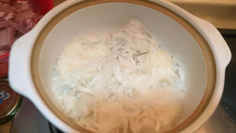 最下饭的萝卜丝带鱼煲,拿个砂锅🍲萝卜切丝铺底(萝卜丝的处理方法请看我上一个菜谱,谢谢)
