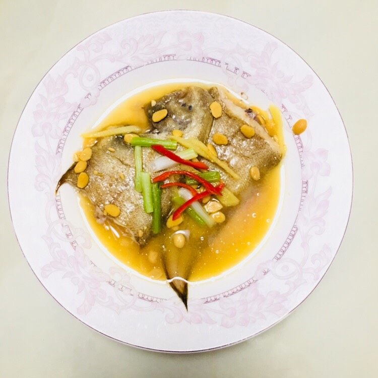 豆酱蒸鱼🐟,按照原来家里妈妈做过的鱼,周末逛菜市场买的,做出来真心鲜甜呀,还不知叫什么名字🤣,姑且就叫好吃的🐟吧