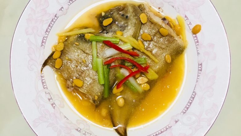豆酱蒸鱼🐟,放入锅中蒸10分钟,即可开吃啦
