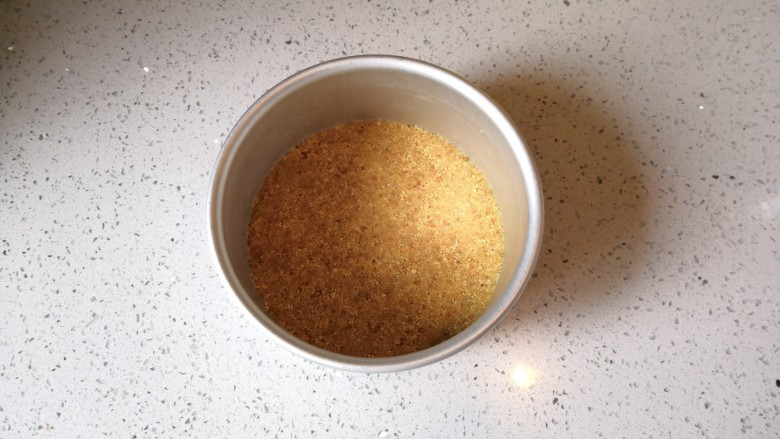 重芝士蛋糕,搅拌好的饼干碎倒入6寸的活底模具里,用勺子按压平整后放入冰箱冷藏。