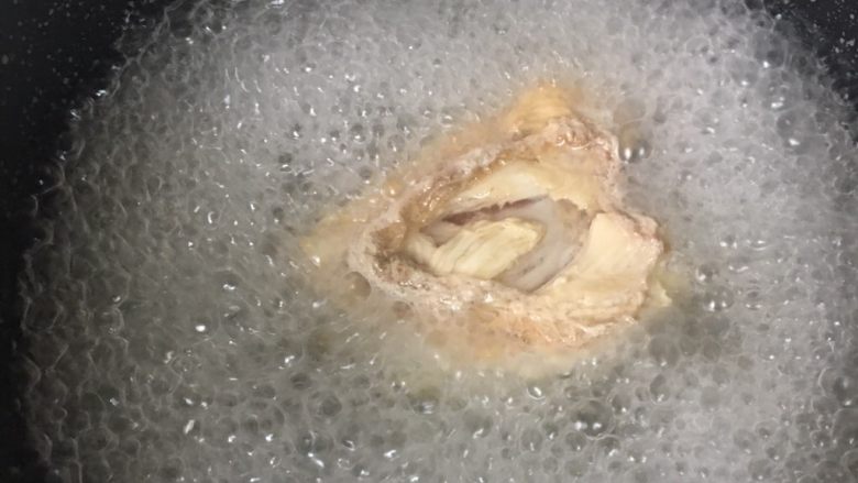 凉拌黄瓜鸡胸肉,2️⃣ 连同腌制的料汁一起放入刚开始冒泡的水中,煮1分钟左右,关火焖至自然冷却。(不用完全冷啦,这样做出来的鸡肉超级嫩!)