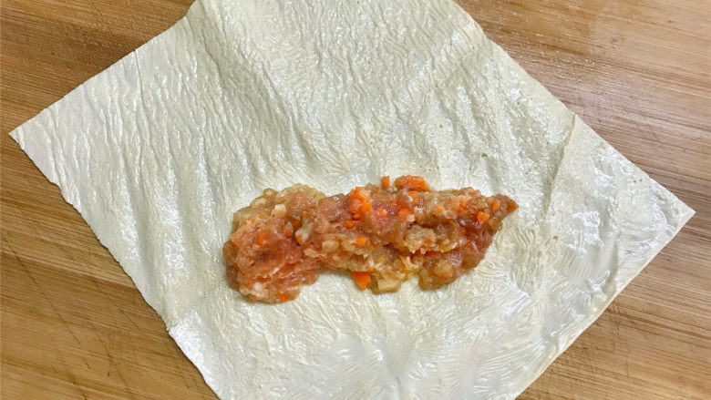 豆腐皮包肉,取一张分割好的豆腐皮,放入适量的肉馅。
