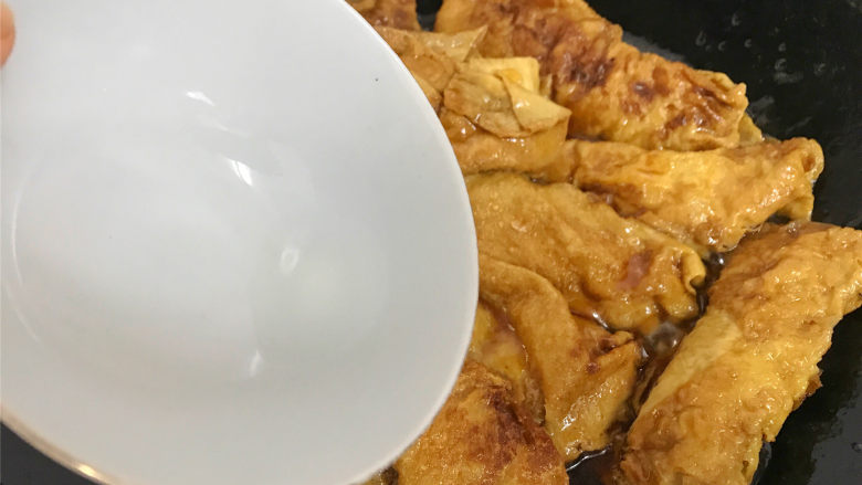 豆腐皮包肉,煮开后用水淀粉勾芡后即可熄火。