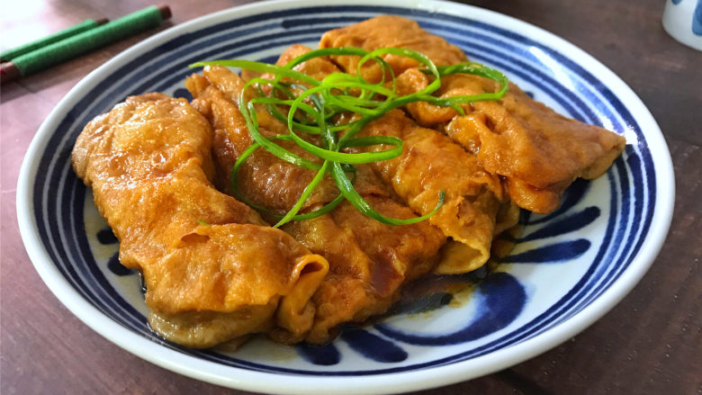 豆腐皮包肉,味道鲜美，入味多汁，吃了准会让你多吃上一碗饭。