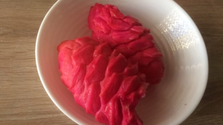 双色果蔬芋圆,<a style='color:red;display:inline-block;' href='/shicai/ 608'>火龙果</a>皮洗干净,切去干硬部分;