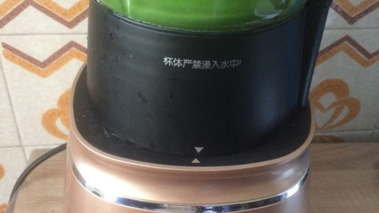 双色果蔬芋圆,<a style='color:red;display:inline-block;' href='/shicai/ 117'>菠菜</a>清洗干净,放热水里焯去草酸,加点清水,同样用破壁机打成汁;