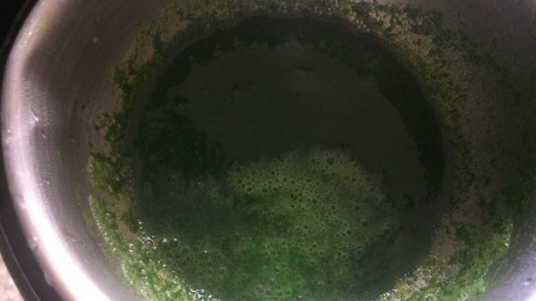 双色果蔬芋圆,火龙果圆子做好继续做菠菜圆子,菠菜汁倒入小奶锅,加入适量细砂糖,煮开;