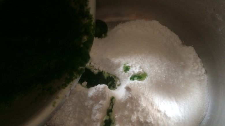 双色果蔬芋圆,趁热将菠菜汁倒入剩下的木薯粉中;