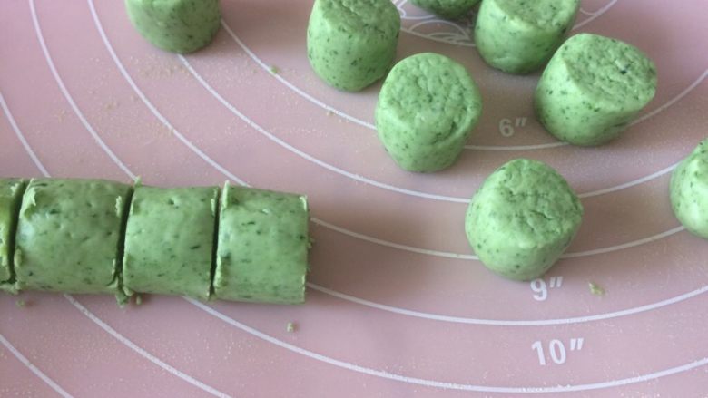 双色果蔬芋圆,搓成小长条,用刀切切切;