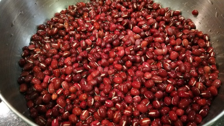 新文美食 自制红豆沙,<a style='color:red;display:inline-block;' href='/shicai/ 3641'>红小豆</a>500克,洗干净放入锅中加入足够的水,大火烧开转小火熬两个小时,豆子完全烂了,在用勺子捻碎,倒入漏网过滤出豆皮。