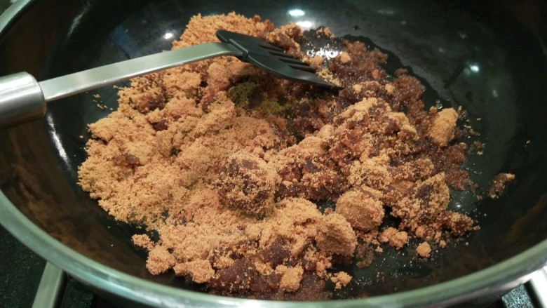 新文美食 自制红豆沙,锅中马上倒入豆沙翻炒均匀。