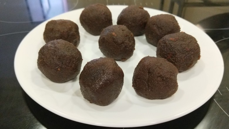 新文美食 自制红豆沙,放凉在做成小球。