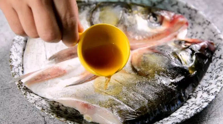 绝对零失败,也绝对美味下饭——豆豉蒸鱼,撒入盐、料酒、白胡椒,表面抹匀