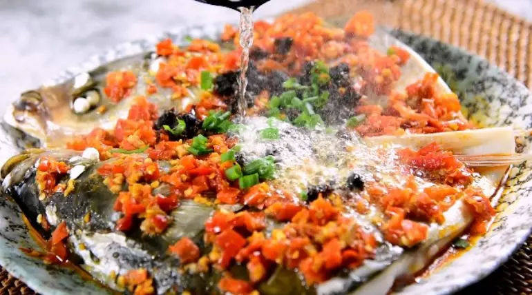 绝对零失败,也绝对美味下饭——豆豉蒸鱼,蒸完撒上葱花、淋勺热油即可