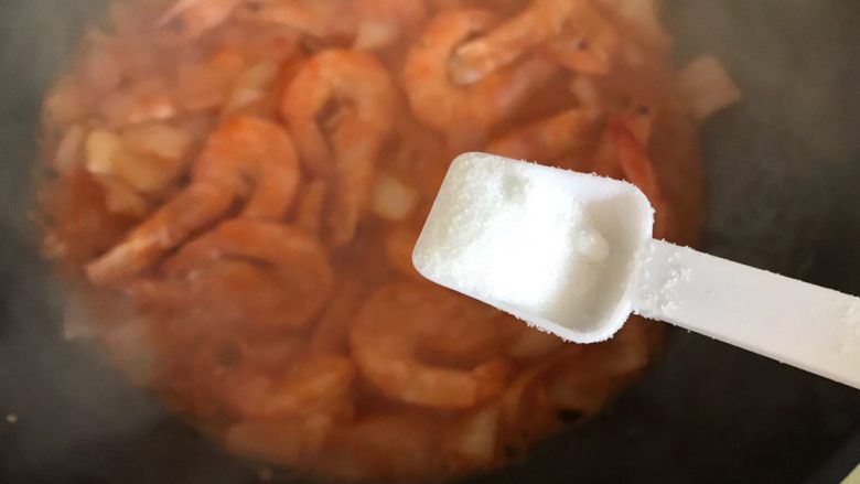 蒜蓉茄汁葱香开背虾,待锅内汤汁差不多收紧,加一小勺细盐
