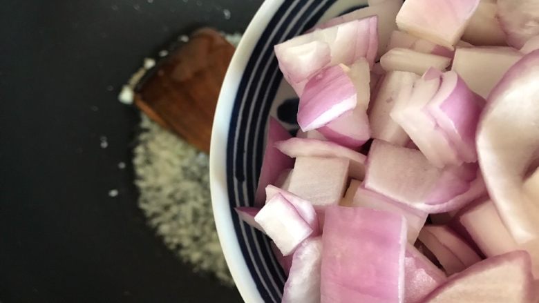 蒜蓉茄汁葱香开背虾,下洋葱,转中大火,翻炒片刻