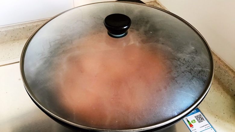 蒜蓉茄汁葱香开背虾,盖上锅盖,转中小火焖煮2.3分钟