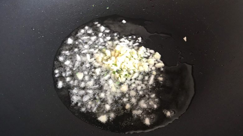 蒜蓉茄汁葱香开背虾,下大蒜,小火煸香