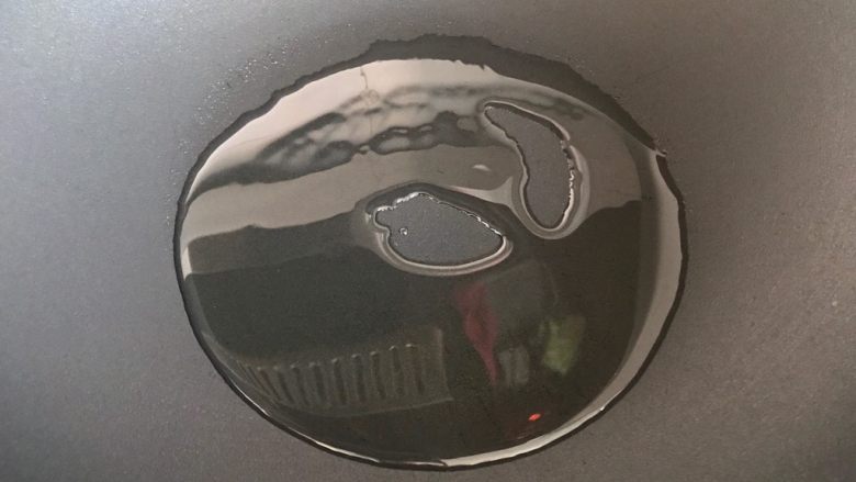 蒜蓉茄汁葱香开背虾,起油锅,热锅凉油