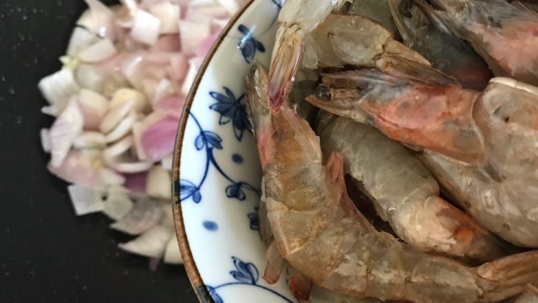 蒜蓉茄汁葱香开背虾,下海虾(撇去腌制过程中产生的汁水)