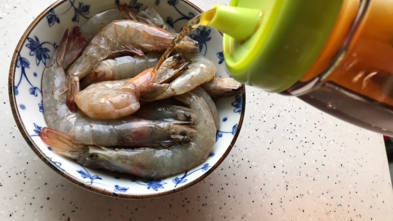蒜蓉茄汁葱香开背虾,加适量料酒,腌制20分钟
