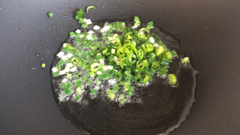 超快手小菜@香葱尖椒炒虾皮,待锅内油七八分热的时候转小火,下小葱和小尖椒