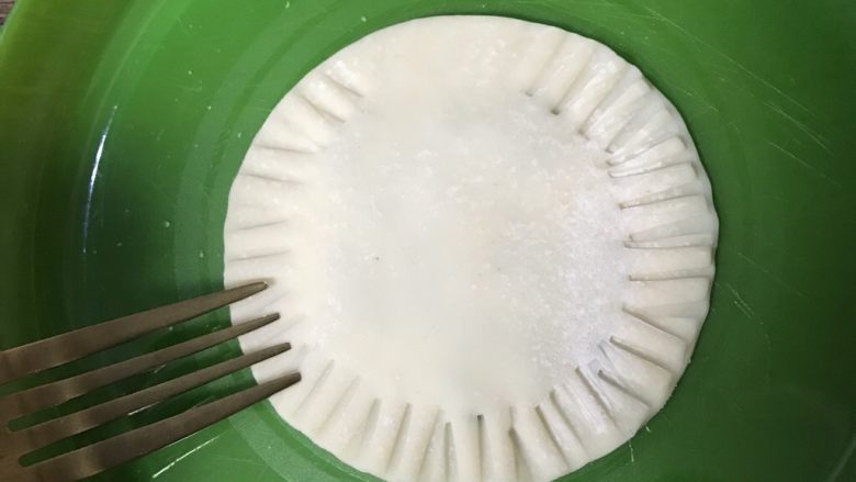灌蛋饺子皮,边缘用手捏紧后再用叉子压出花纹(注意留一个口子等下要灌鹌鹑蛋)