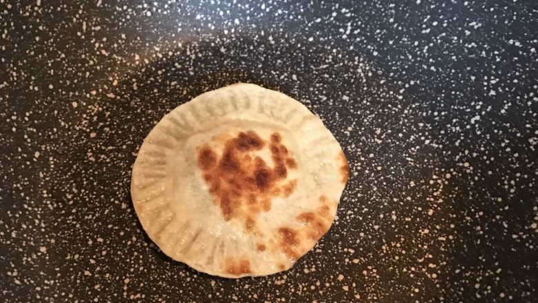 灌蛋饺子皮,煎至两面金黄,鹌鹑蛋熟了即可