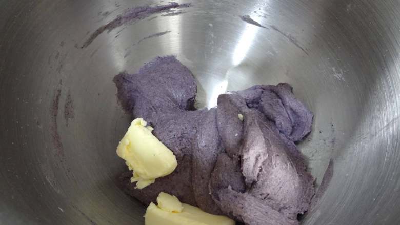 黑米鸡蛋蔬菜汉堡,加入软化好的黄油继续低速搅打成团,转高速搅打