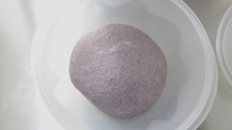 黑米鸡蛋蔬菜汉堡,整理成光滑的面团放入发酵碗中,带上保鲜膜开始一发26度
