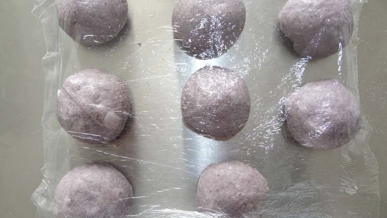 黑米鸡蛋蔬菜汉堡,发酵完成后分成8等分盖上保鲜膜松弛15分钟