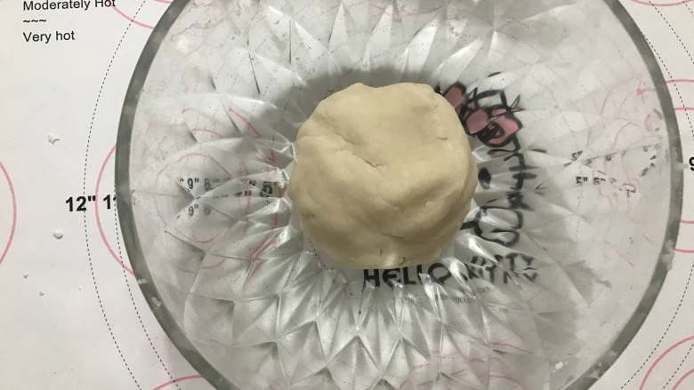 红豆酥饼,将油酥材料混合揉成团,同样盖上保鲜膜防止风干。