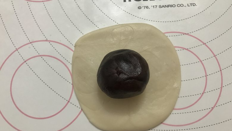 红豆酥饼,包入红豆沙,用虎口慢慢转动捏紧收口。