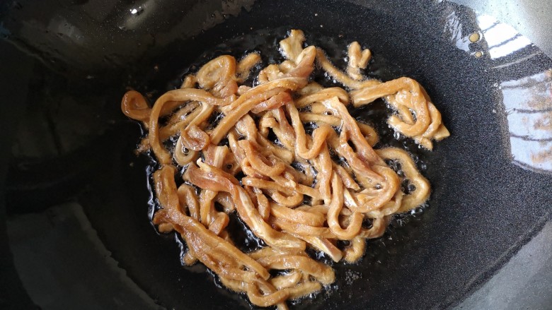 苔菜炒肉丝,锅中适量油（比平时炒菜稍微多一点）烧热，下入肉丝。