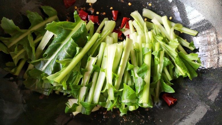 苔菜炒肉丝,下入苔菜茎。