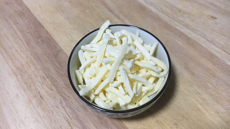 吐司披萨盏,马苏里拉奶酪从冰箱里冷冻室提前拿出来解冻,回暖至室温。