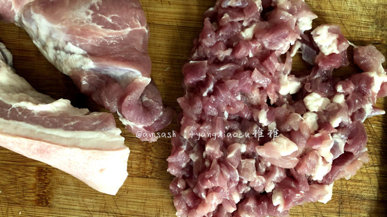 叉烧肉酱,<a style='color:red;display:inline-block;' href='/shicai/ 414'>猪肉</a>切小片,再切成丝,略粗的条状,然后再切成丁,略带一点点的肥没有关系的,这样肉酱做好会更香