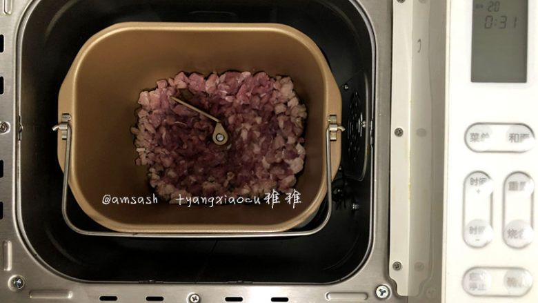 叉烧肉酱,一开始是加热,加热期间把肉烘焙出油,一面受热均匀,这时肉出油了