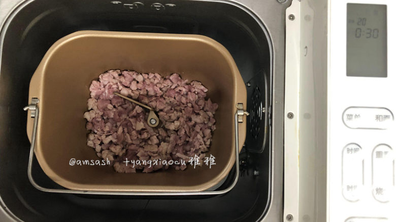 叉烧肉酱,可以用硅胶刮刀搅拌均匀,把另一面的肉翻动一下,一样的让其烘出油脂