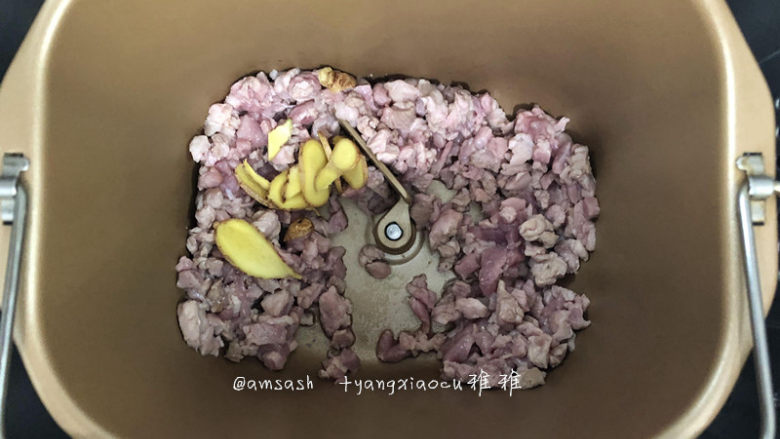 叉烧肉酱,烘焙至肉变白色,出了油脂之后,因为白肉不多,所以油脂也不多,这时加入切好的姜片,面包机继续翻炒均匀